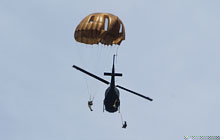 中型ヘリ・UH-1Hからの降下、空挺傘696MIの画像